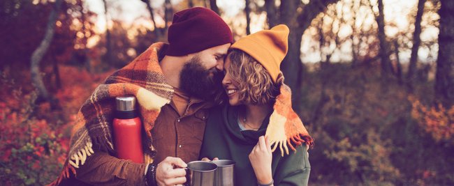 13 Date-Ideen für den Herbst, die romantisch sind und Spaß machen