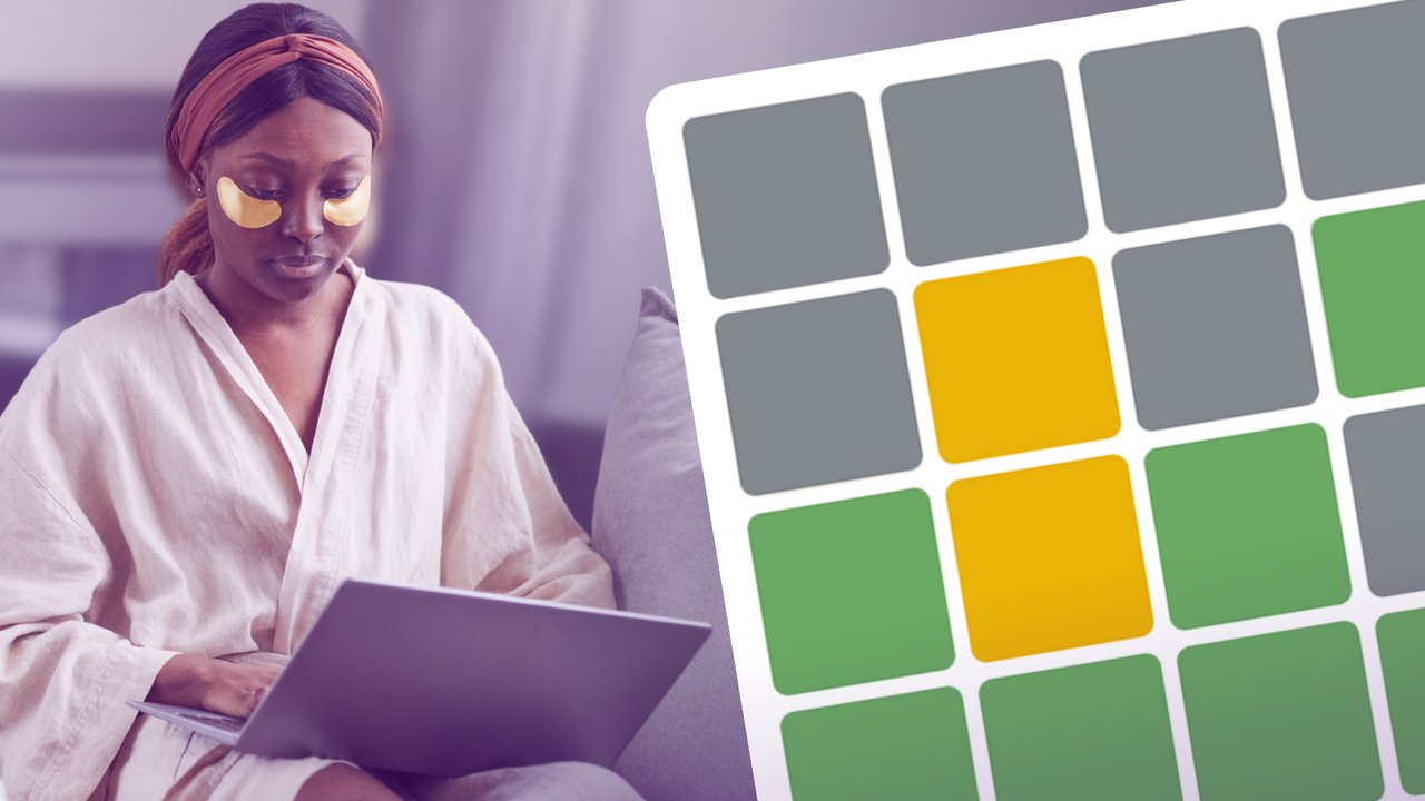 Eine Frau sitzt auf dem Sofa mit Laptop auf dem Schoß und ein Ausschnitt aus dem desired Wortquiz