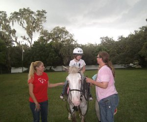 Mädchen mit Cerebralparese bekommt Pferd