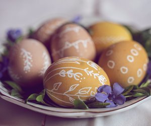 Eier auspusten für Ostern: Dieser Trick zum Ausblasen ist Gold wert!