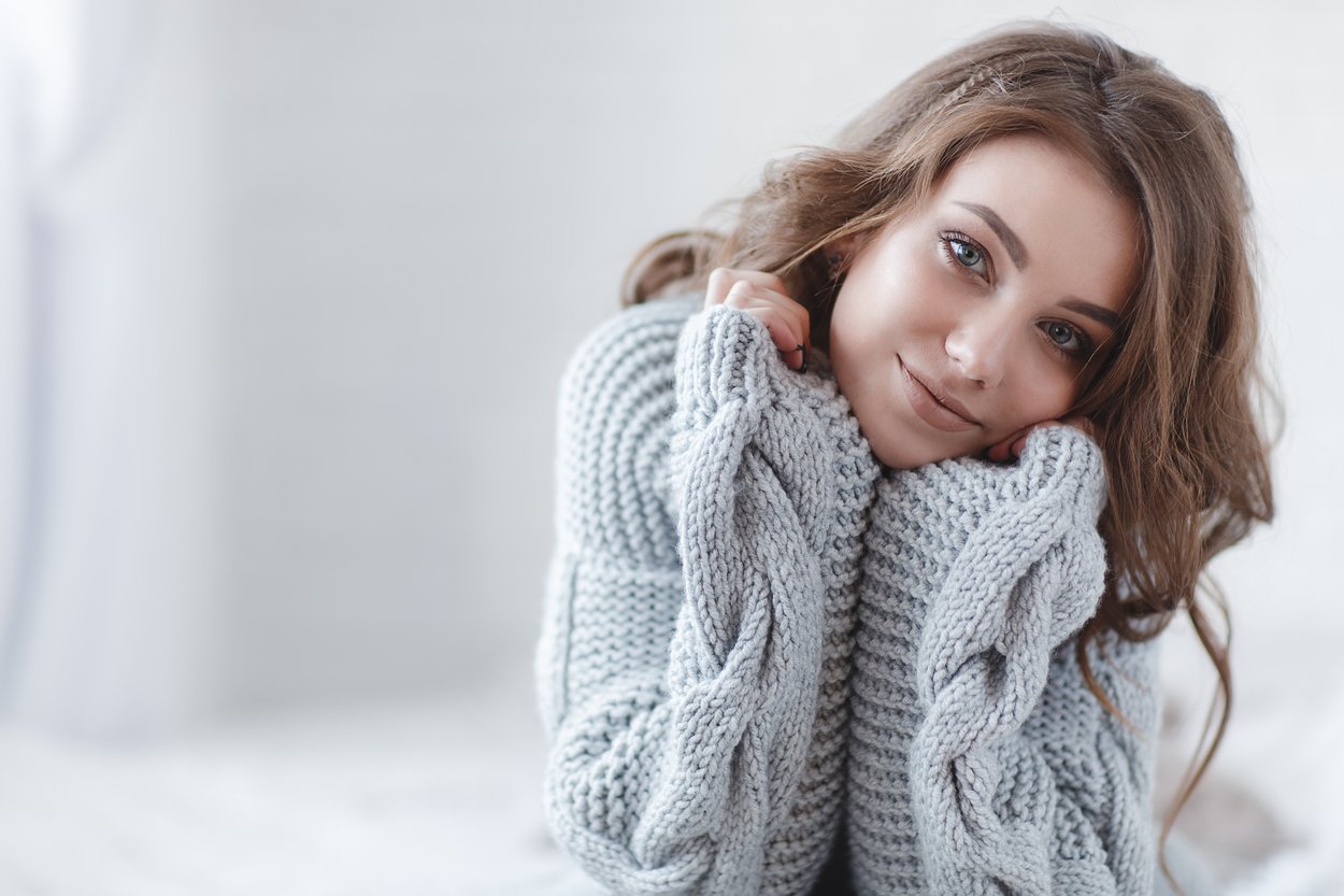 Frau in einem grauen Pullover Frau in einem grauen Pullover