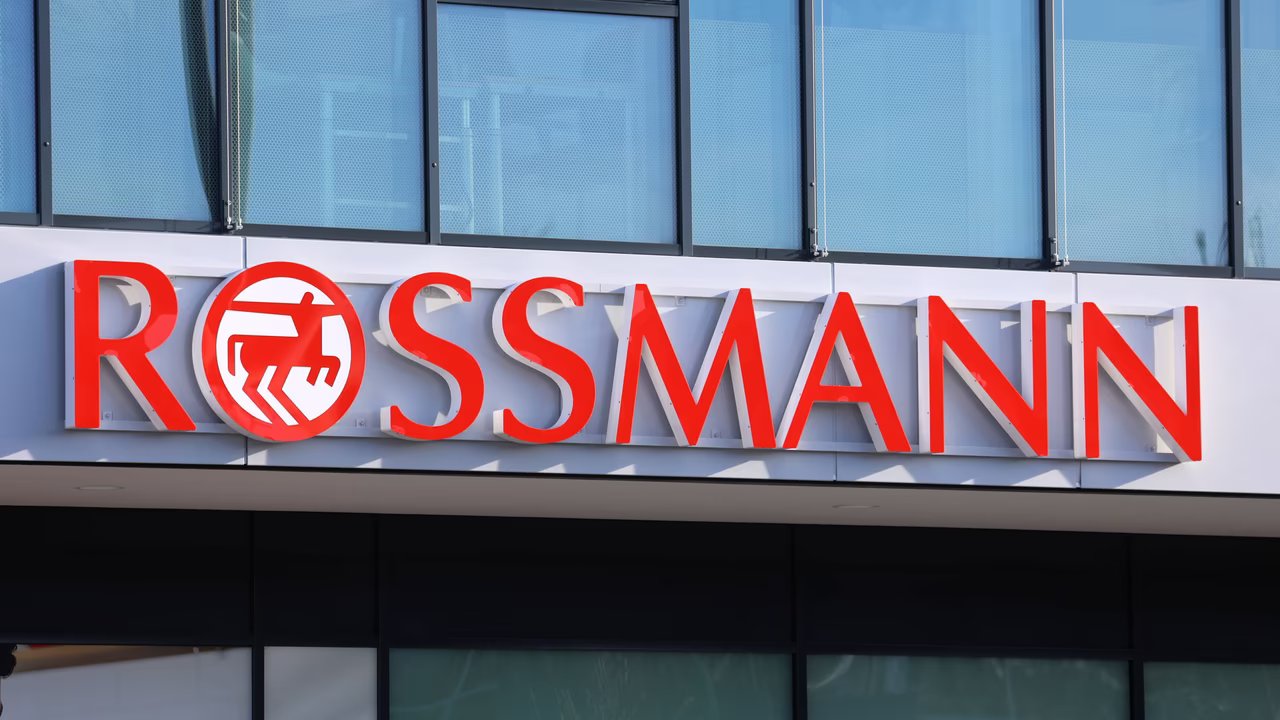 Der Akku-Handventilator von Rossmann sorgt für Abkühlung. 