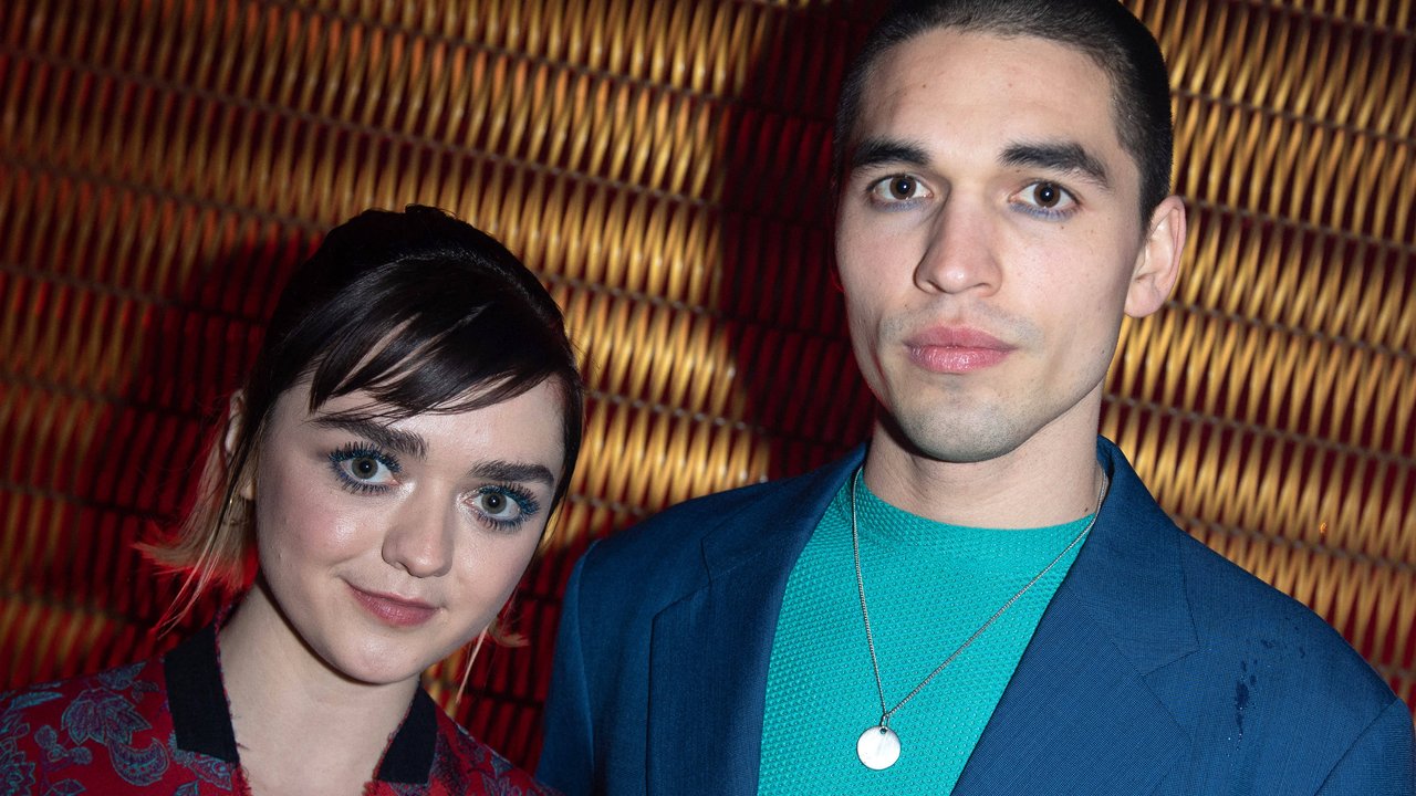 Maisie Williams und Reuben Selby bei der Givenchy-Show im Rahmen der Paris Fashion Week.