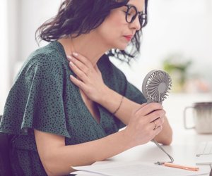 Wechseljahre Symptome: 10 typische Beschwerden, die ganz normal sind