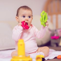 Orale Phase: Wenn dein Baby plötzlich alles in den Mund nimmt