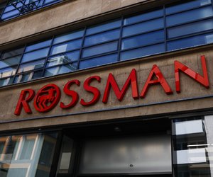 Diese schwarze Lichterkette von Rossmann macht den Balkon zum Wohlfühlort