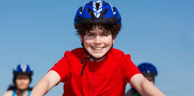 Fahrradprüfung: Junge fährt Fahrrad Fahrradprüfung: Junge fährt Fahrrad