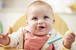 Baby, 4 Monate, beim Essen. Baby, 4 Monate, beim Essen.