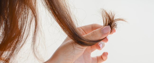 4 Angewohnheiten, die deine Haare kaputt machen