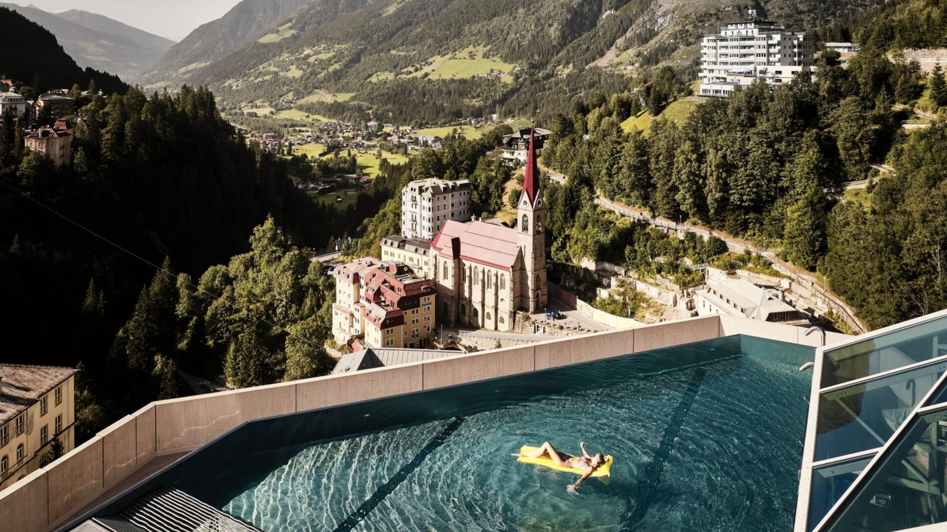 reise-schn-ppchen-mit-blick-auf-die-alpen-im-infinity-pool-relaxen-f-r