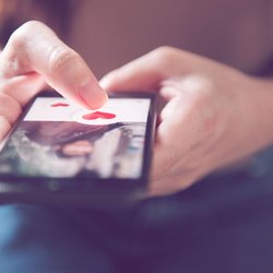 Flirten mit KI: Wie Chatbots Dating-Apps manipulieren