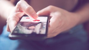 Flirten mit KI: Wie Chatbots Dating-Apps manipulieren