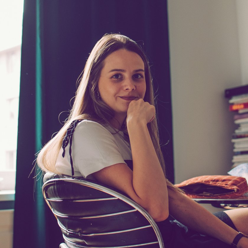 Lächelnde Frau an einem Schreibtisch