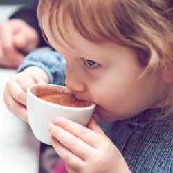 Was ist ein Babyccino? Trendgetränk für die Kleinen