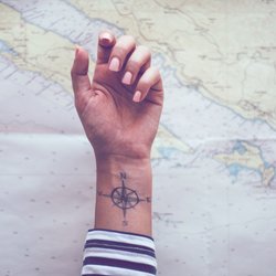 Kompass-Tattoo: Die schönsten Vorlagen und deren Bedeutungen