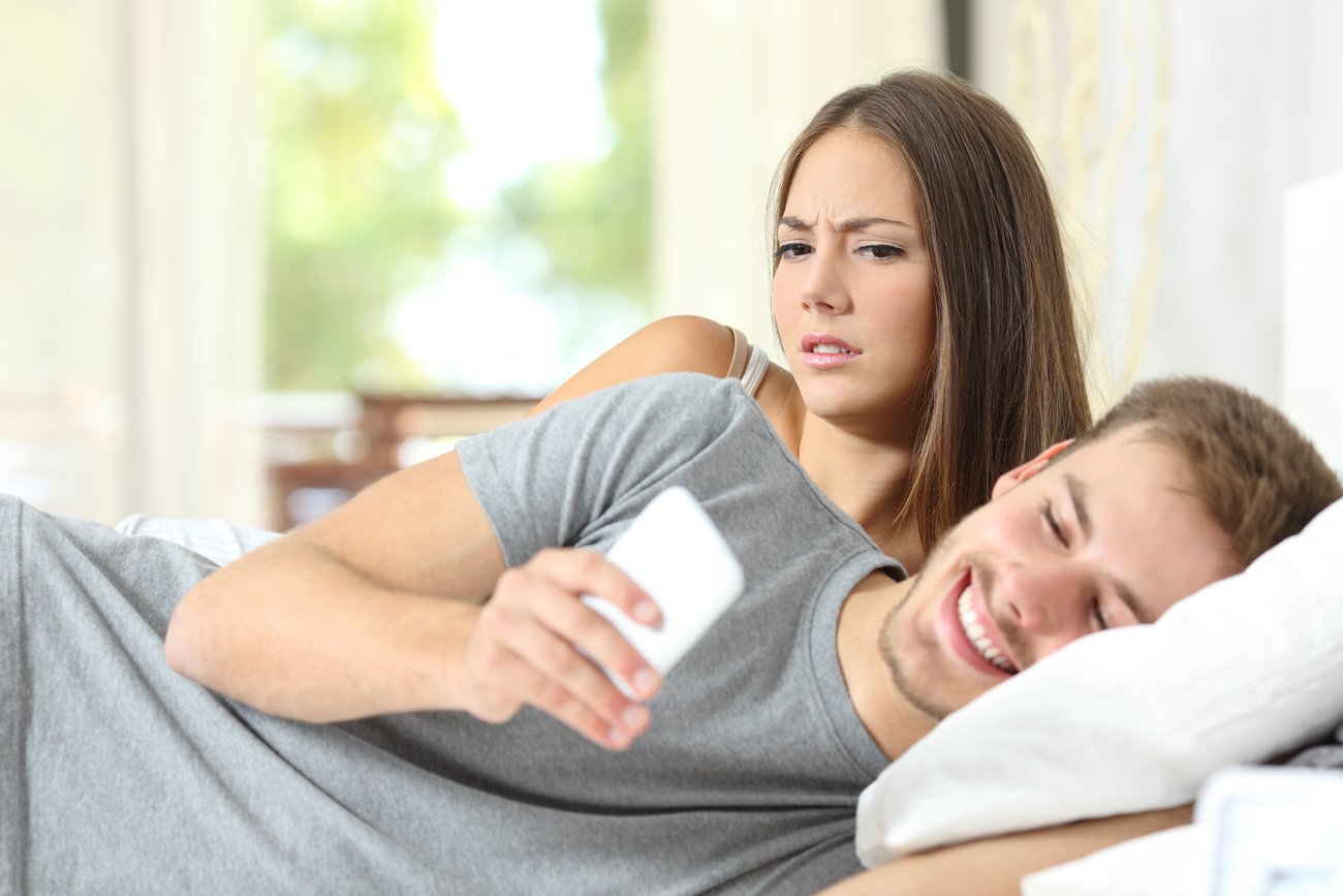 Wenn der Partner plötzlich beginnt, sehr darauf zu achten, wo er sein Handy liegen lässt, könnte das ein Anzeichen für eine Affäre sein. Wenn der Partner plötzlich beginnt, sehr darauf zu achten, wo er sein Handy liegen lässt, könnte das ein Anzeichen für eine Affäre sein.