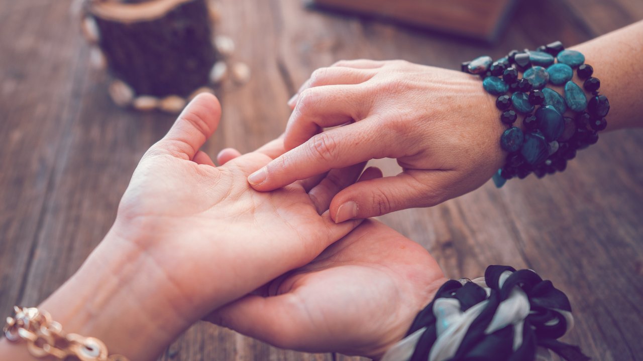 Vedisches Handlesen: So verrät deine Handform deinen Charakter