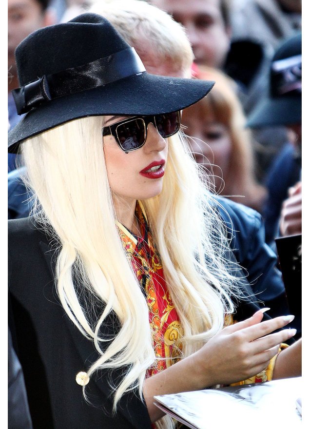 Lady Gaga mit schwarzem Hut und Sonnenbrille. Lady Gaga mit schwarzem Hut und Sonnenbrille.