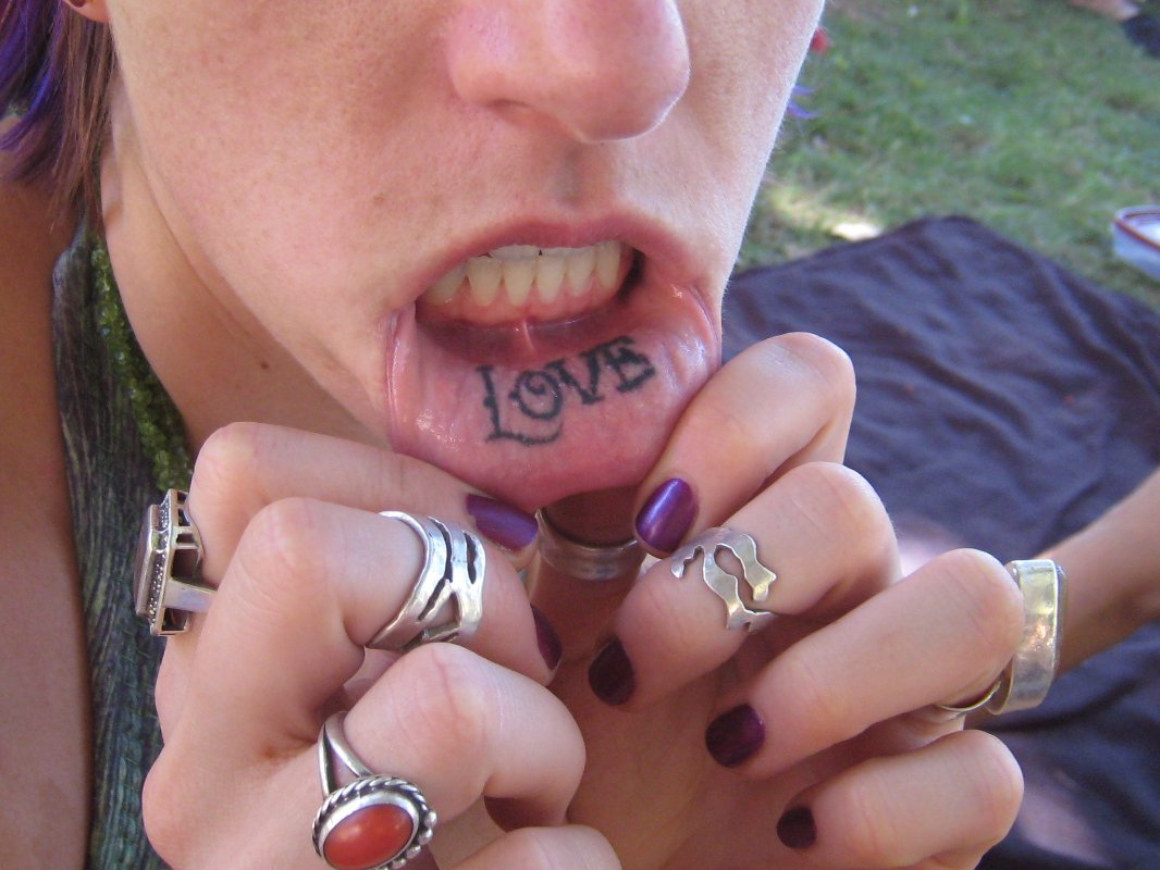 Miley und Keha machen's vor Tattoo im Mund! desired.de
