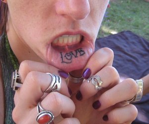 Tattoo im Mund: So cool kann das versteckte Tattoo aussehen