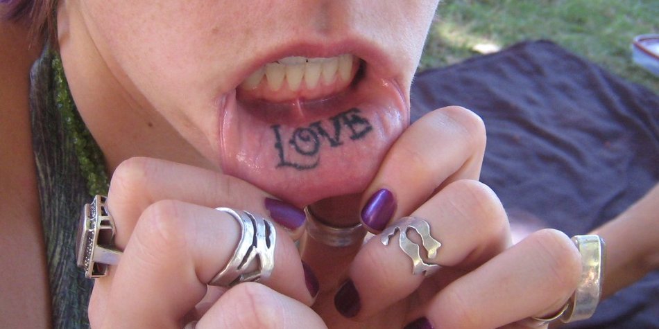 Tattoo im Mund: So cool kann das versteckte Tattoo aussehen