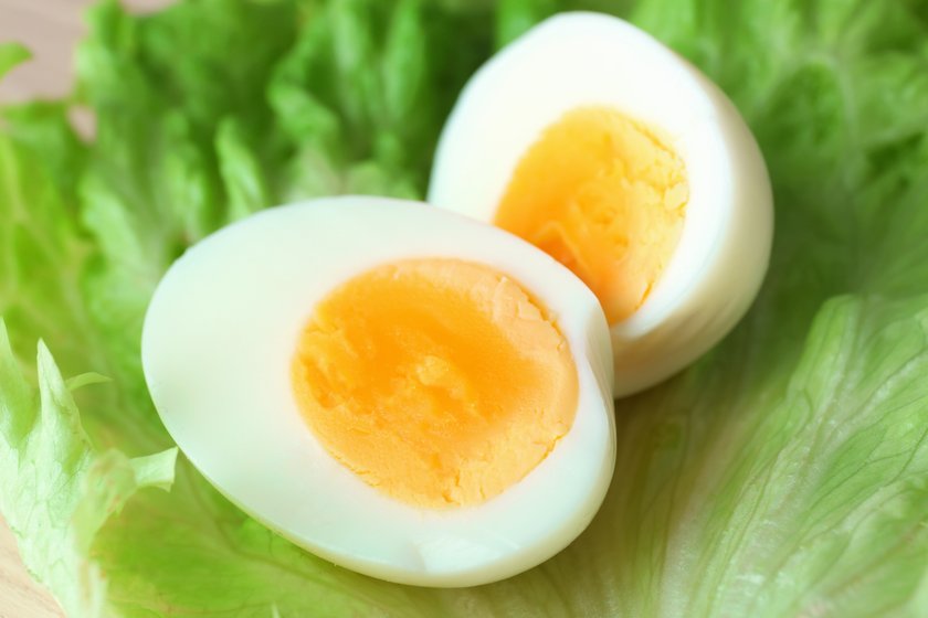 Hartgekochtes Ei auf Salatblatt