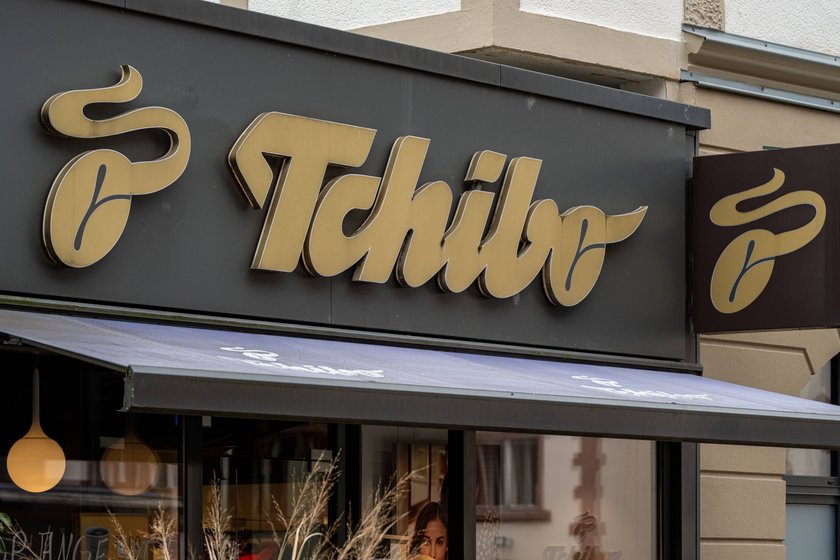 Tchibo Kaffeegeschäft Außenansicht mit Logo