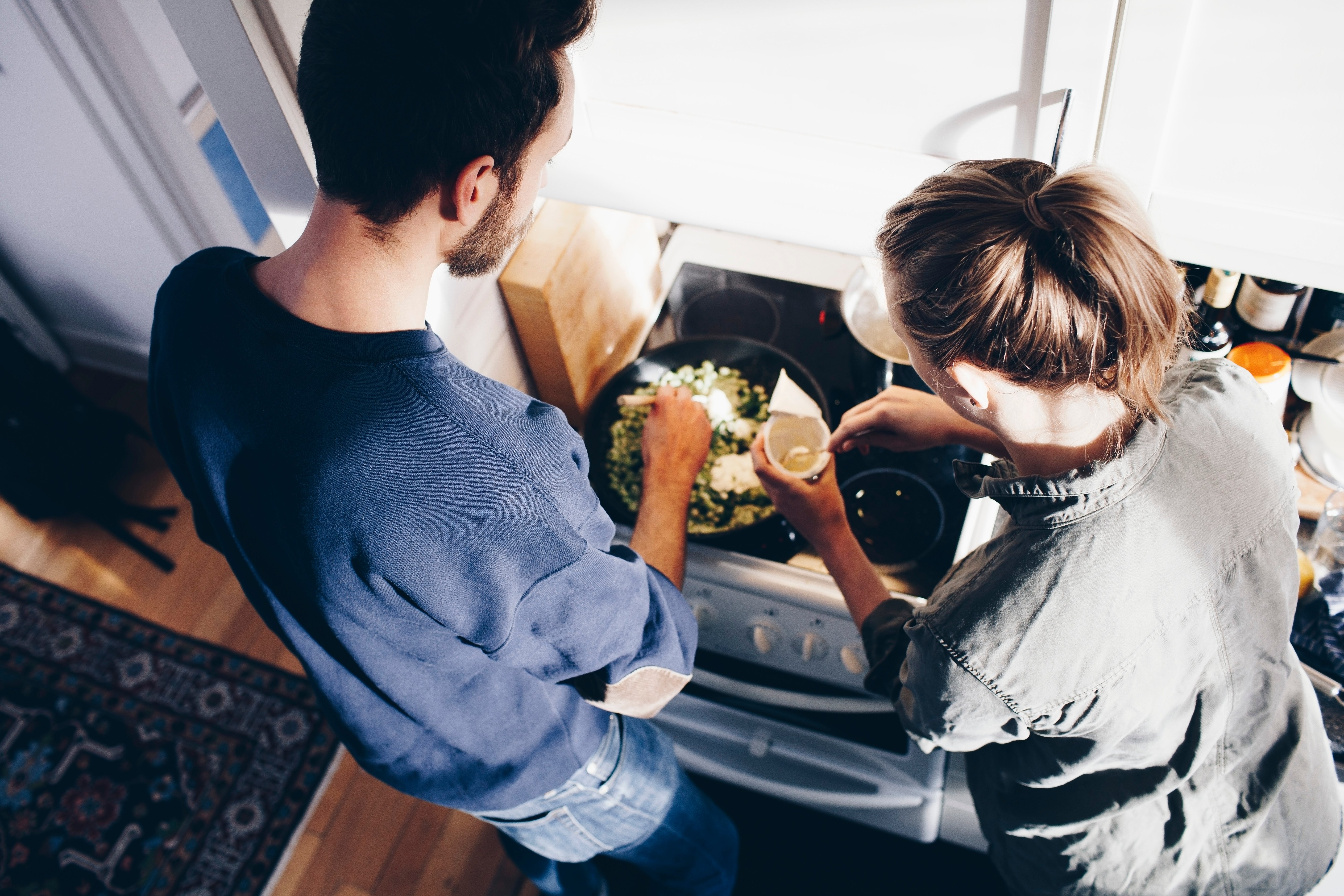 Paar kocht zusammen Paar kocht zusammen