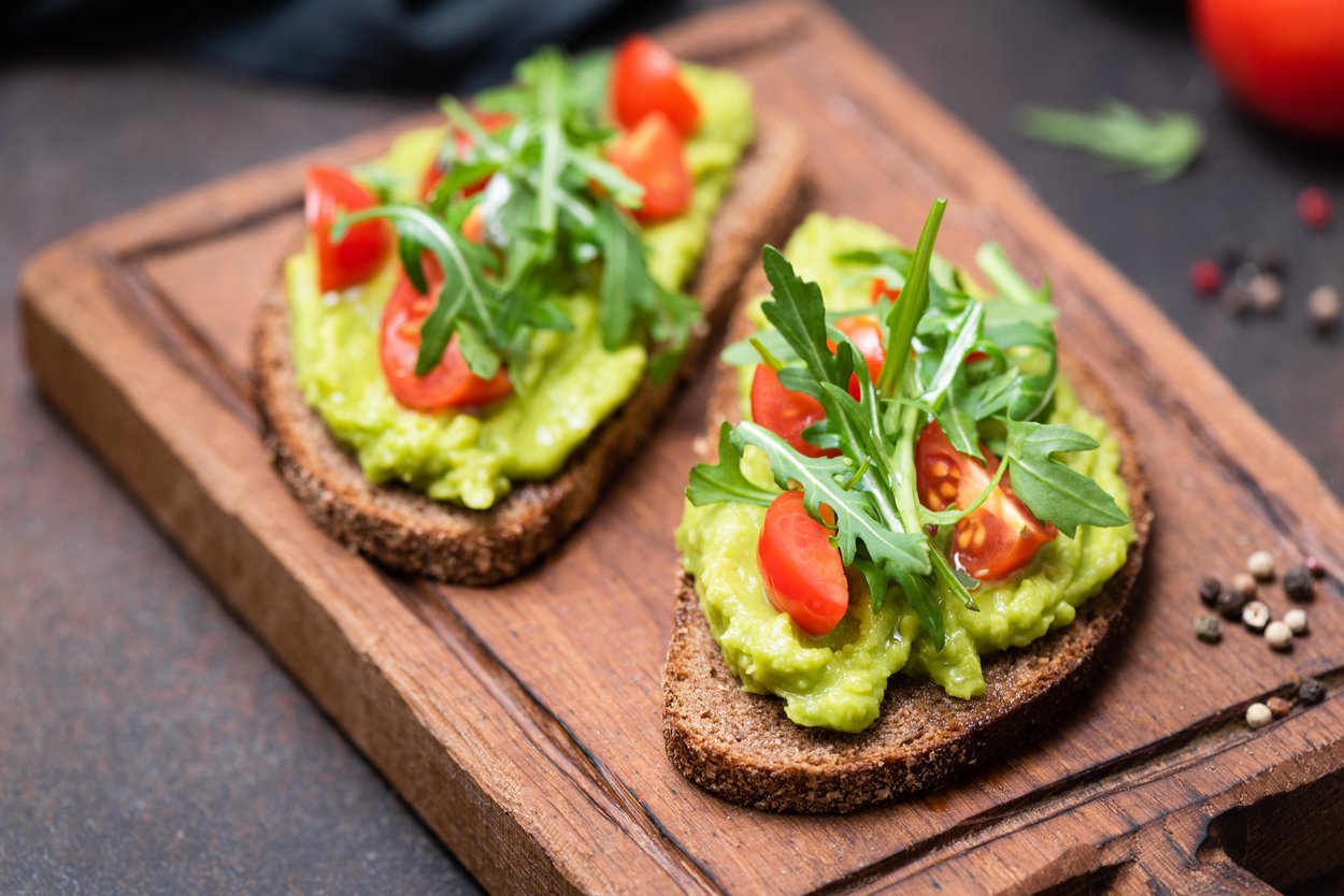 Ist die Tomate gesund? Avocadotoast mit Tomaten Ist die Tomate gesund? Avocadotoast mit Tomaten