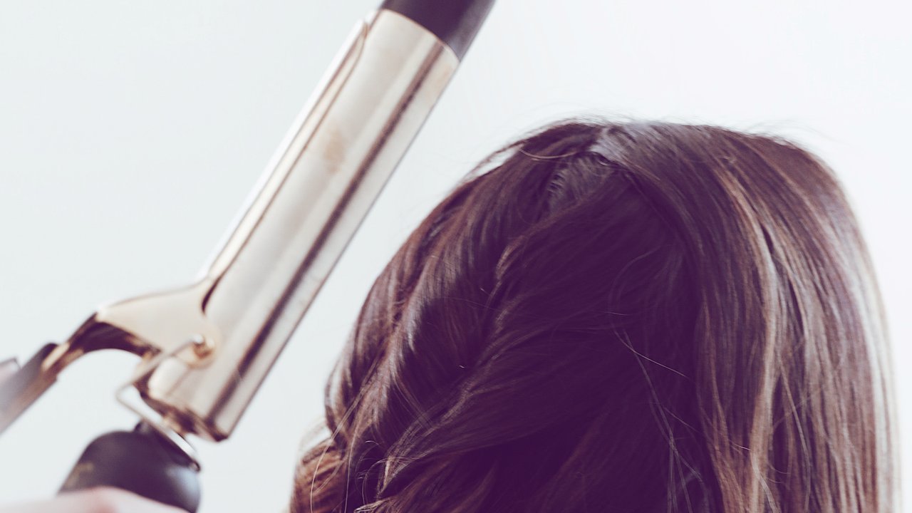 Lockenstab oder Glätteisen Welches Stylingtool lohnt sich mehr?