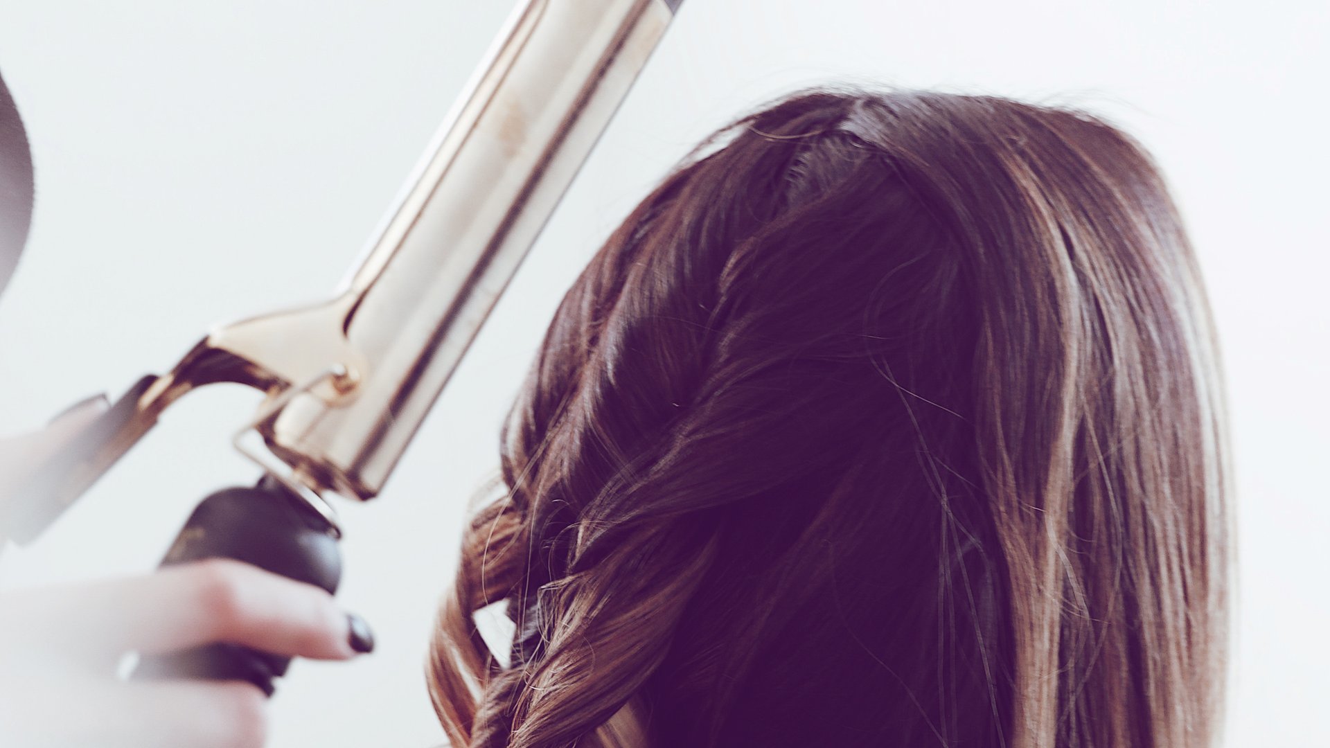Lockenstab oder Glätteisen: Welches Stylingtool lohnt sich mehr?