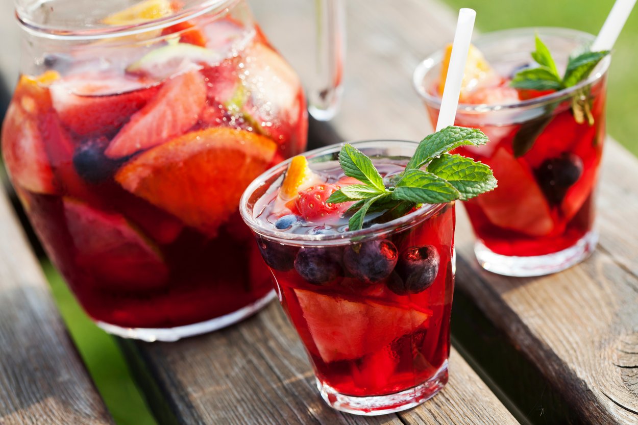 Eine selbstgemachte Sangria ist herrlich erfrischend! Eine selbstgemachte Sangria ist herrlich erfrischend!