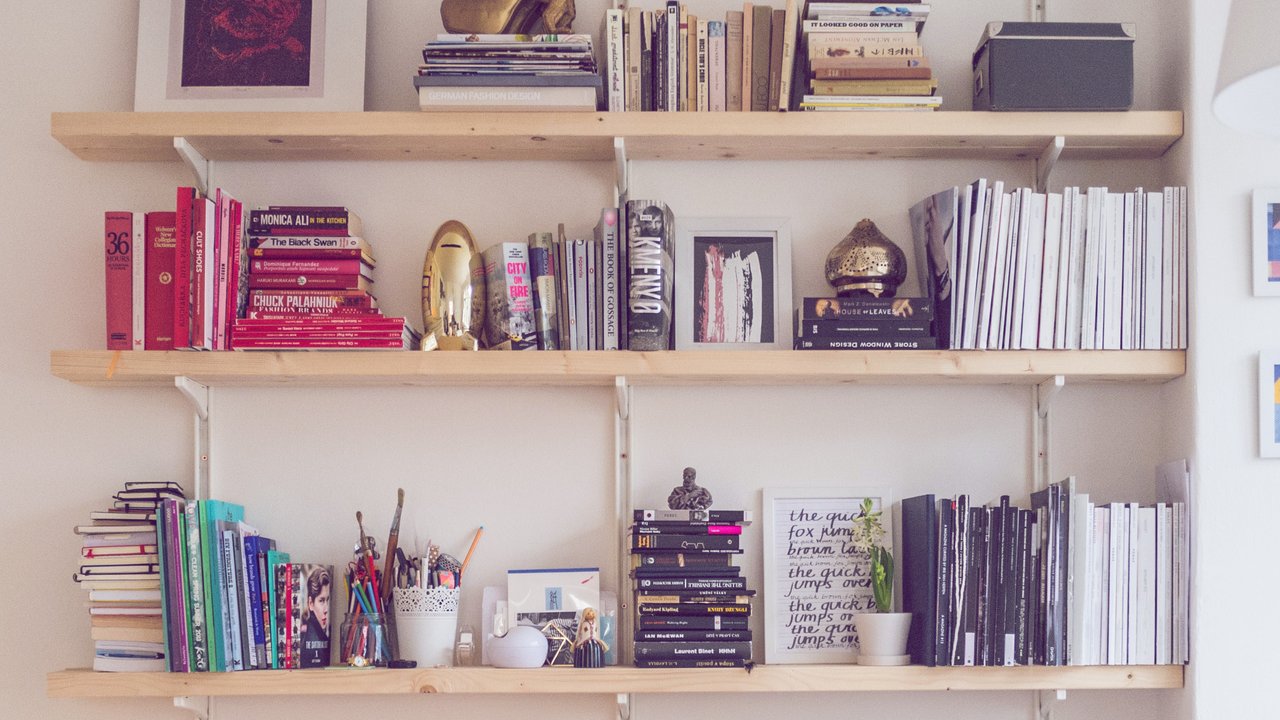 „Bookshelf Styling“: 5 Ideen dein Bücherregal zu dekorieren