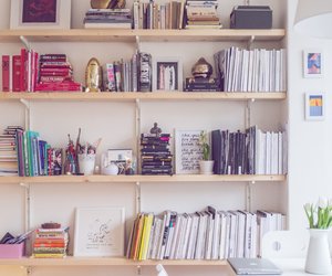 „Bookshelf Styling“: 5 Ideen dein Bücherregal zu dekorieren