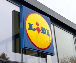 Der Magnet-Holzrahmen mit minimalistischem Poster von Lidl ist an jeder Wand ein Hingucker