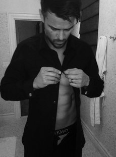 Josh Duhamel zieht sich um Josh Duhamel zieht sich um