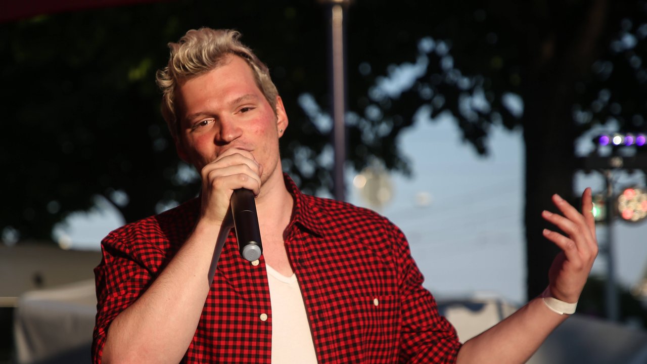 Sänger KloßFritz beim Auftritt auf Stadtfest Magdeburg.