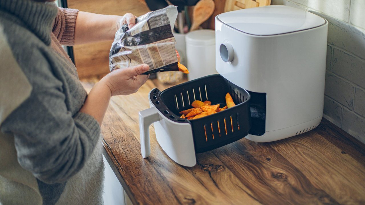 In einer Heißluftfritteuse können verschiedene Gerichte zubereitet werden.