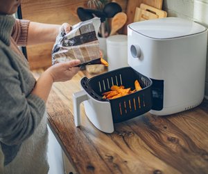 Nie wieder mühsames Putzen: So wird deine Heißluftfritteuse mit einem simplen Hausmittel sauber