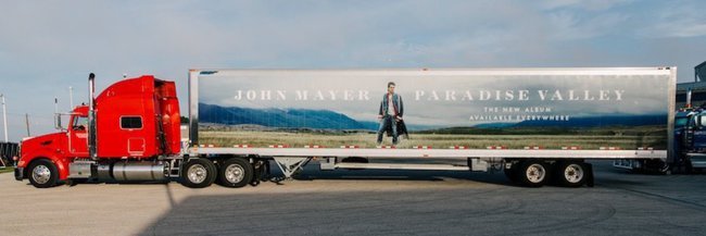 John Mayer ist auf dem Truck zu sehen John Mayer ist auf dem Truck zu sehen