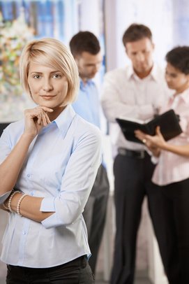 Büro knigge: So umschifft man die größten Klippen im neuen Job. Büro knigge: So umschifft man die größten Klippen im neuen Job.
