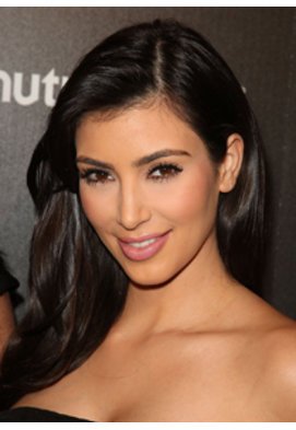 Kim Kardashian mit offenen Haaren und schwarzem Kleid auf dem roten Teppich Kim Kardashian mit offenen Haaren und schwarzem Kleid auf dem roten Teppich