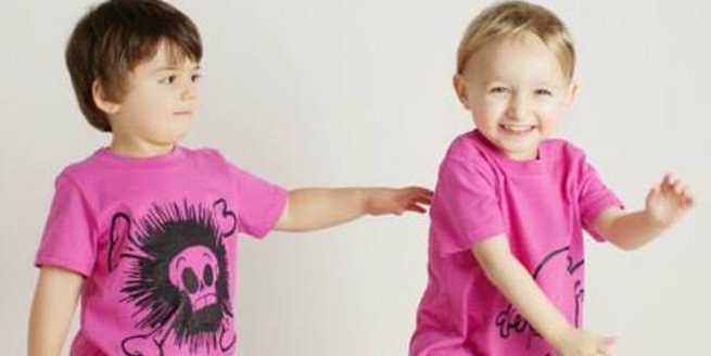 Bei der Kollektion von Quirkie Kids finden auch Jungen T-Shirts in Pink und Mädchen müssen nicht nur mit Prinzessinnen-Aufdrucken herumlaufen.