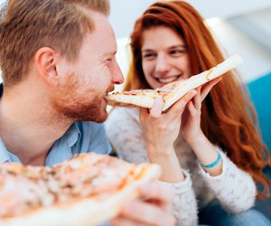 Wer mit seinem Partner zusammenzieht, wird dicker