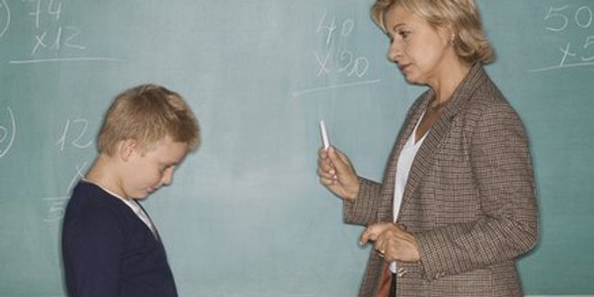 Probleme mit dem Lehrer: Schüler mit seiner Lehrerin. Probleme mit dem Lehrer: Schüler mit seiner Lehrerin.