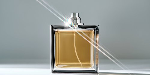 Wie eine Blumenwiese im Frühling: Das neue dm-Parfum bringt blumige Frische in dein Leben