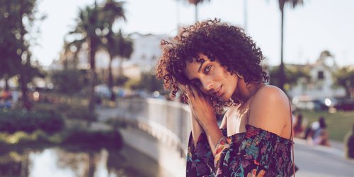 Curly Bob: Mit dieser Trendfrisur kommen deine Locken perfekt zur Geltung