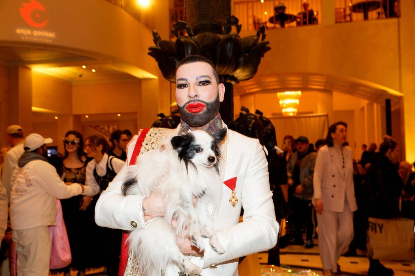 Berlin Fashion Week: Anja Gockel Fashion Show Harald Glööckler mit Hund Billy King bei der Fashion Show von Anja Gockel im Rahmen der Berlin Fashion Week im Hotel Adlon Kempinski Berlin. *** Berlin Fashion Week Anja Gockel Fashion Show Harald Glööckler with dog Billy King at the Fashion Show by Anja Gockel during the Berlin Fashion Week at the Hotel Adlon Kempinski Berlin Copyright: xEventpressxGolejewskix