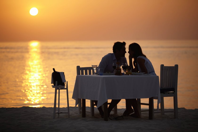 Paare romantisch am Strand beim Dinner