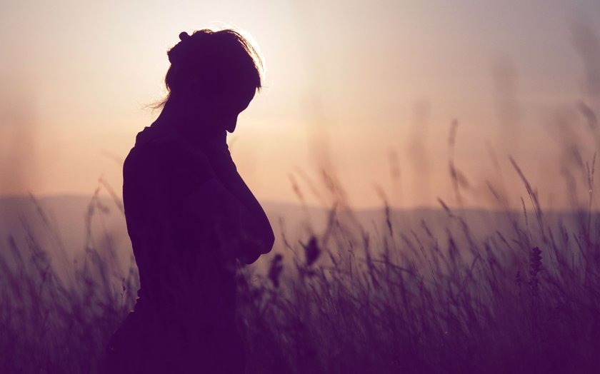 Silhouette einer beunruhigten Frau